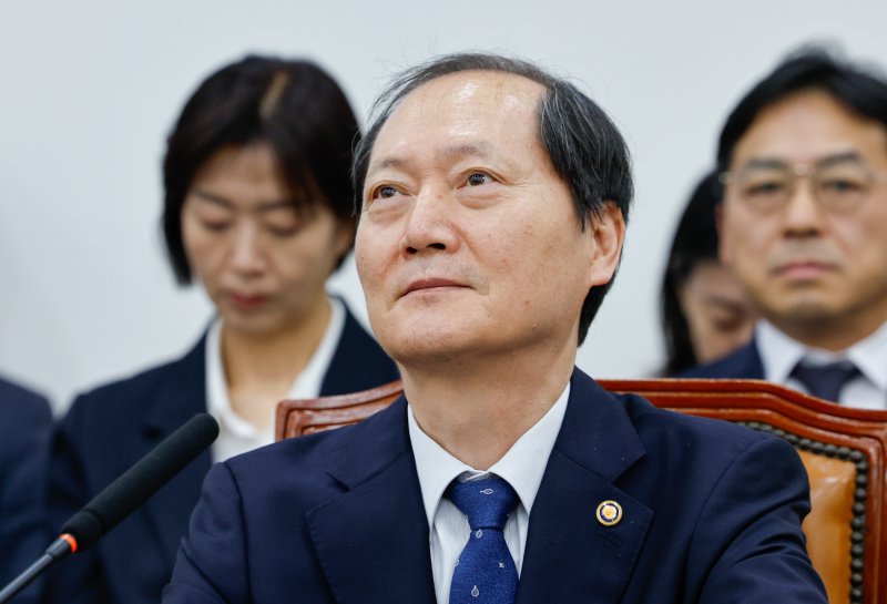 헌법재판관 후보자로 지명된 이완규 법제처장이 9일 오후 서울 여의도 국회에서 열린 법제사법위원회 제424회 국회(임시회) 제1차 전체회의에 출석해 의원 질의를 듣고 있다. 2025.4.9/뉴스1 ⓒ News1 안은나 기자