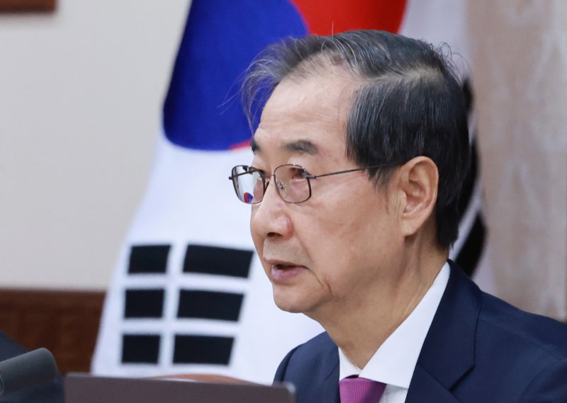 [서울=뉴시스] 최진석 기자 = 한덕수 대통령 권한대행 국무총리가 지난 8일 정부서울청사에서 열린 국무회의서 발언하고 있다. (대통령실통신사진기자단) 2025.04.08. myjs@newsis.com