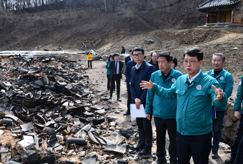 [서울=뉴시스] 최응천 국가유산청장이 3일 오후 산불로 전소된 경북 안동 용담사 금정암 화엄강당을 살펴보고 있다. (사진=국가유산청 제공) 2025.04.03. photo@newsis.com *재판매 및 DB 금지