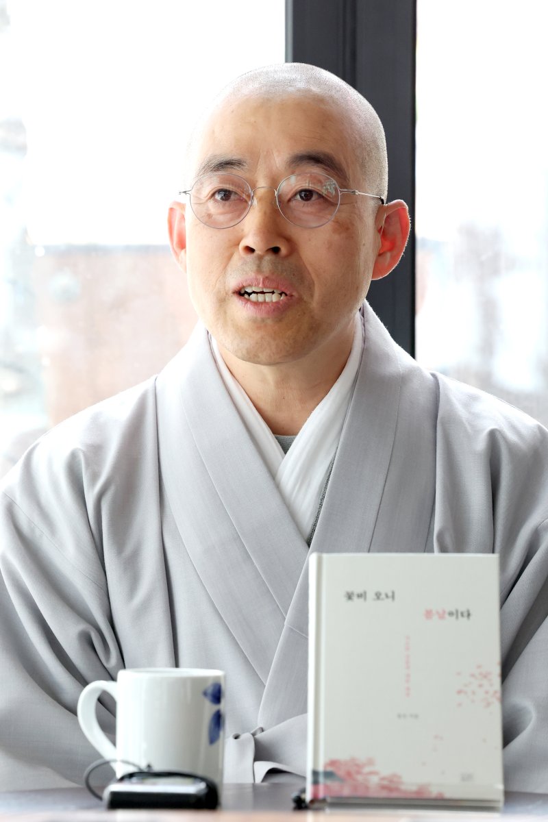 [서울=뉴시스] 박진희 기자 = 조계종출판사 신간 에세이 '꽃비 오니 봄날이다'의 저자 동은 스님이 9일 서울 종로구 한 카페에서 기자간담회를 하고 있다. 2025.04.09. pak7130@newsis.com