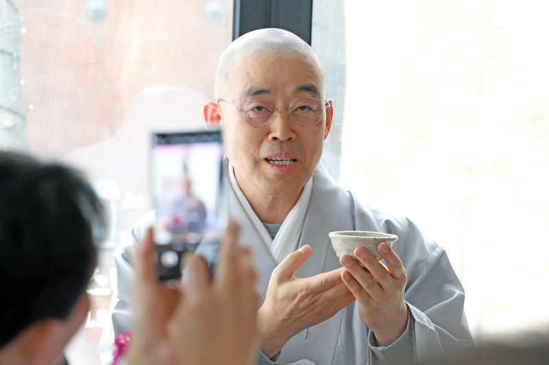 [서울=뉴시스] 박진희 기자 = 조계종출판사 신간 에세이 '꽃비 오니 봄날이다'의 저자 동은 스님이 9일 서울 종로구 한 카페에서 기자간담회를 하고 있다. 2025.04.09. pak7130@newsis.com