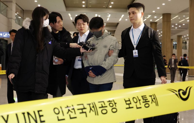 국민건강보험공단 재정관리팀장으로 재직하며 총 46억 원을 횡령한 혐의를 받는 최 모 씨가 17일 오전 인천공항에 도착해 송환되고 있다. 2024.1.17/뉴스1 ⓒ News1 김명섭 기자