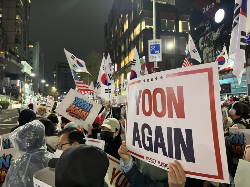 9일 오후 7시 50분쯤 서울 용산구 이태원동에서 윤석열 전 대통령 지지자들이 손피켓을 들고 있다.2025.4.9/뉴스1 김종훈 기자