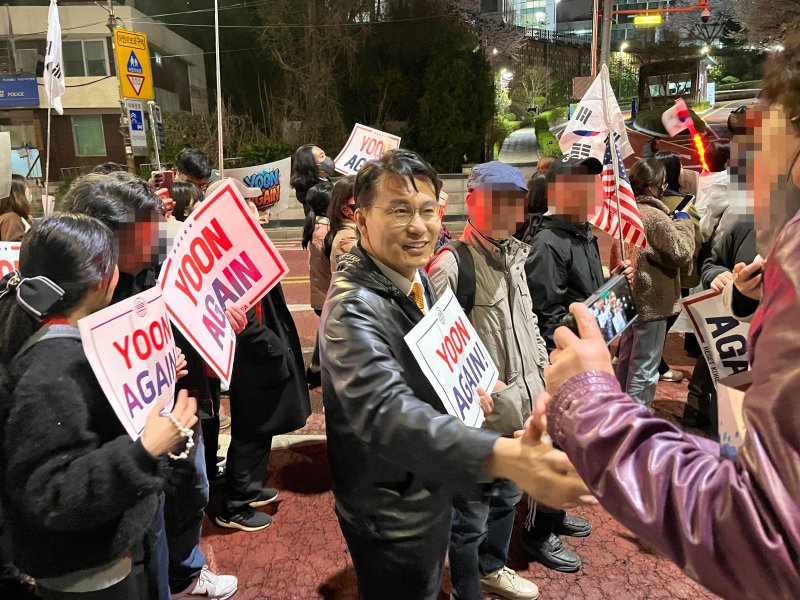 7일 오후 8시 30분쯤 윤상현 국민의힘 의원이 윤석열 전 대통령 지지자들이 참석한 집회에 나타났다.2025.4.9 뉴스1/ 김종훈 기자