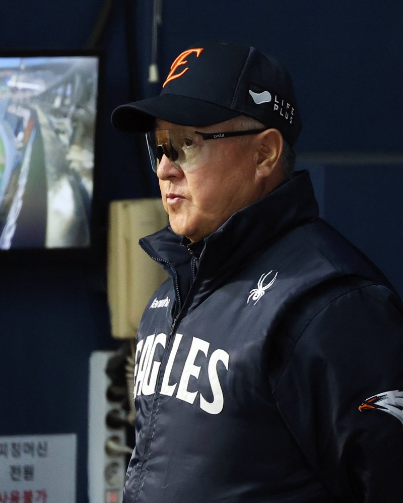 9일 오후 서울 송파구 잠실야구장에서 열린 프로야구 '2025 신한 SOL 뱅크 KBO리그' 한화 이글스와 두산 베어스의 경기에서 김경문 한화 감독이 경기를 지켜보고 있다. 2025.4.9/뉴스1 ⓒ News1 오대일 기자