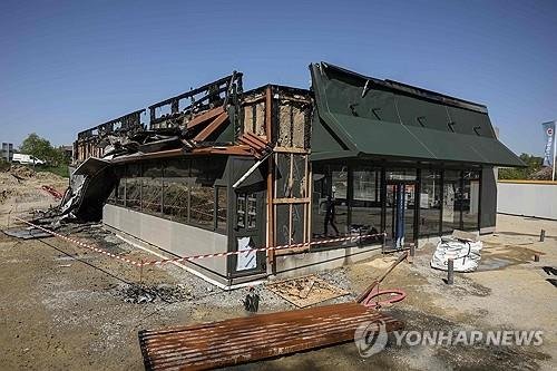 '반항하는 감자튀김들'이란 단체가 불 지른 맥도날드 매장 공사 현장 (출처=연합뉴스)