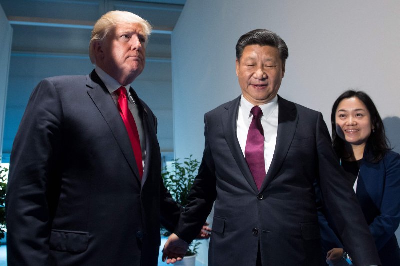 지난 2017년 7월 8일 주요20개국(G20) 정상회담 참석을 위해 독일 함부르크에서 모였던 도널드 트럼프 미국 대통령(왼쪽)과 시진핑 중국 국가주석이 회의장에 도착하고 있다.AFP연합뉴스