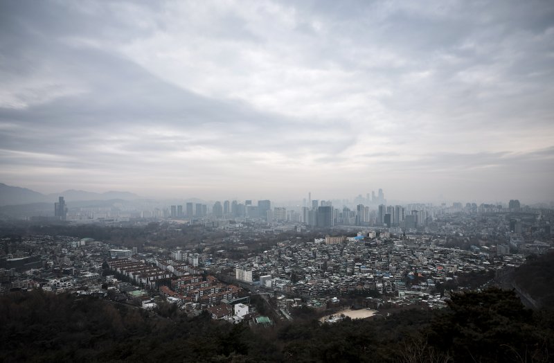 [서울=뉴시스] 정병혁 기자 = 흐린 날씨를 보인 2일 서울 남산에서 바라본 도심에 안개가 잔뜩 끼어있다. 2025.03.02. jhope@newsis.com