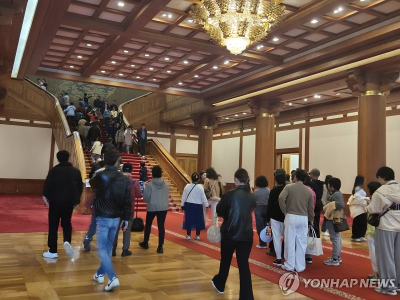 사진 찍기 위해 줄 서 있는 방문객들 (출처=연합뉴스)