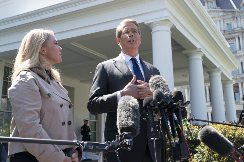 스콧 베선트(오른쪽) 미국 재무장관이 9일(현지시간) 백악관에서 캐롤라인 레빗 백악관 대변인이 지켜보는 가운데 도널드 트럼프 대통령의 상호관세 90일 유예 방안에 관해 설명하고 있다. 상호관세 유예 소식에 이날 국제 유가는 닷새 만에 상승세로 전환해 4% 넘게 폭등했다. EPA 연합