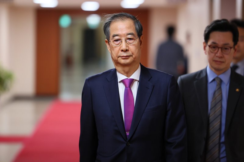 한덕수 대통령 권한대행 국무총리가 8일 서울 종로구 정부서울청사에서 열린 국무회의에 참석하고 있다. (총리실 제공, 재판매 및 DB 금지) 2025.4.8/뉴스1 ⓒ News1 임세영 기자