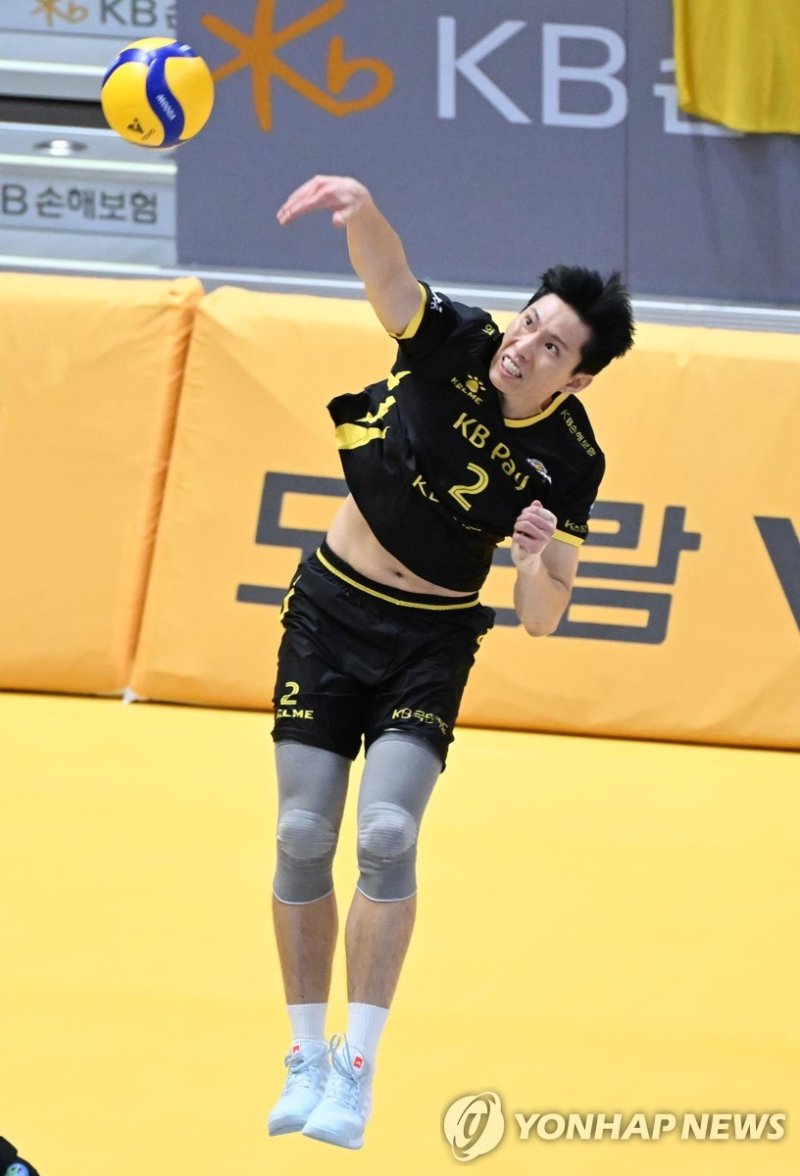 서브 넣는 황택의 (출처=연합뉴스)