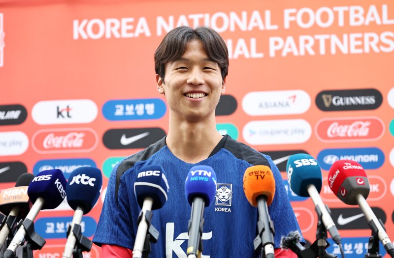 [고양=뉴시스] 김금보 기자 = 대한민국 축구 국가대표팀 엄지성이 2일 오후 경기 고양시 고양종합운동장에서 공개훈련에 앞서 인터뷰를 하고 있다. 대표팀은 오는 5일 서울 상암월드컵경기장에서 팔레스타인과 2026 국제축구연맹(FIFA) 북중미 월드컵 3차 예선 1차전을 치른다. 2024.09.02. kgb@newsis.com