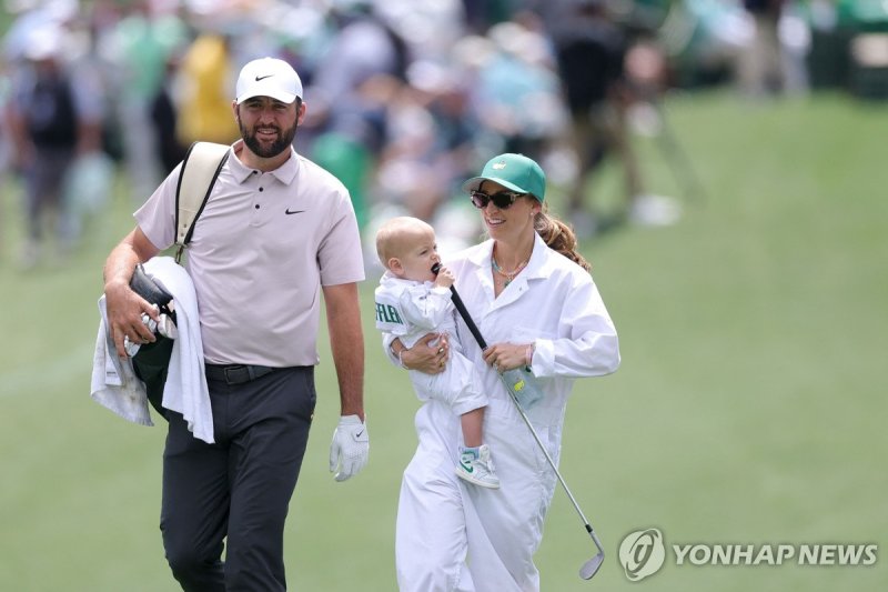 파3 콘테스트 참가한 스코티 셰플러 가족 (출처=연합뉴스)