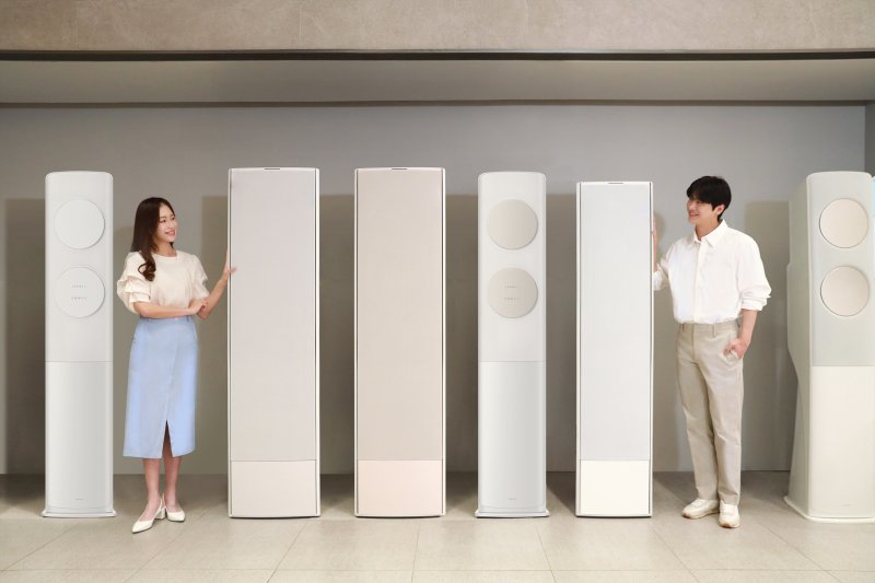 삼성전자 모델이 2025년형 가정용 AI 에어컨 라인업을 소개하고 있다(삼성전자 제공). ⓒ 뉴스1