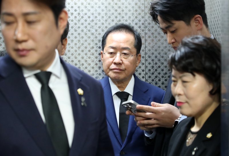 홍준표 대구시장이 9일 오전 대구 동구청 대회의실에 마련된 산불 진화 헬기 조종사 故 정궁호 기장의 추모 분향소를 찾아 조문한 뒤 취재진의 질문에 답하지 않은 채 청사를 떠나고 있다. 2025.4.9/뉴스1 ⓒ News1 공정식 기자