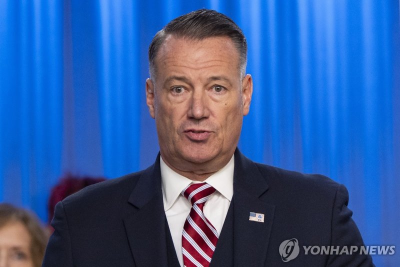 기자회견하는 토드 라이언스 ICE 국장대행 (출처=연합뉴스)