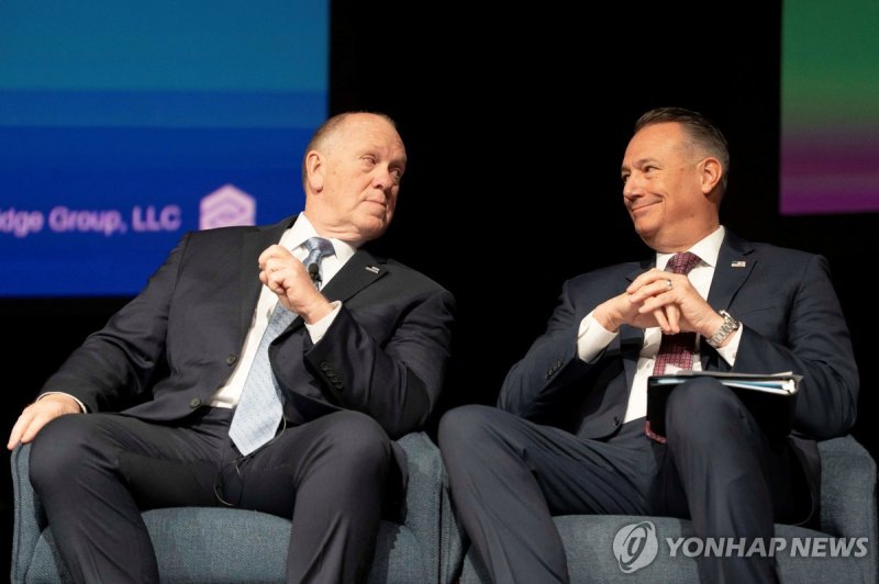 2025 국경안보 엑스포에 참석한 톰 호먼 백악관 국경 차르(왼쪽)와 토드 라이언스 ICE 국장대행(오른쪽) (출처=연합뉴스)