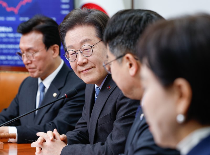 이재명 더불어민주당 대표가 9일 오전 서울 여의도 국회에서 열린 최고위원회의에서 김병주 최고위원 발언을 들으며 미소짓고 있다. 2025.4.9/뉴스1 ⓒ News1 안은나 기자