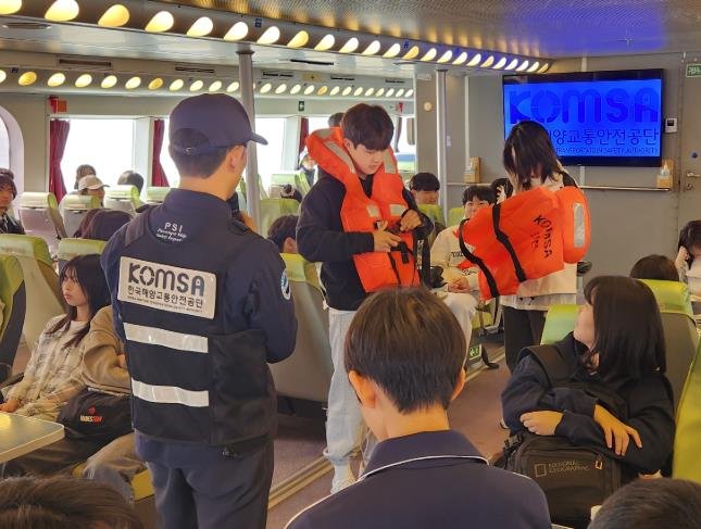 [서울=뉴시스] '맞춤형 여객선 안전교육'을 통해 구명조끼 체험교육을 진행 중인 모습.