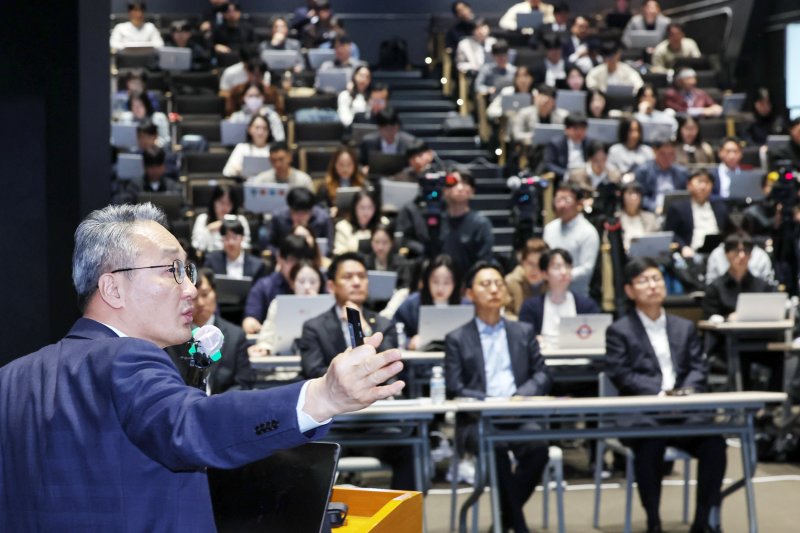 안병철 한화에어로스페이스 전략총괄 사장이 8일 오전 서울 중구 장교동 한화 그룹 본사에서 열린 '한화에어로 미래 비전 설명회'에서 중장기 투자 계획 및 최근 유상증자 관련 입장 발표를 마친 뒤 질의 응답을 준비하고 있다. 2025.4.8/뉴스1 ⓒ News1 민경석 기자