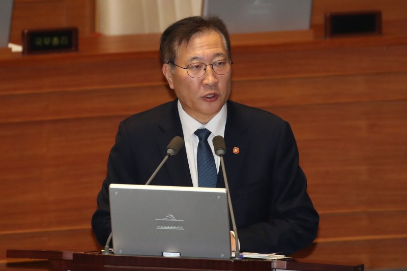 박성재 법무부장관이 11일 오후 서울 여의도 국회에서 열린 제419회국회(임시회) 제1차 본회의 윤석열 대통령 위헌적 비상계엄 선포 내란행위 관련 긴급현안질문에서 윤상현 국민의힘 의원 질의에 답하고 있다. 2024.12.11/뉴스1 ⓒ News1 이광호 기자