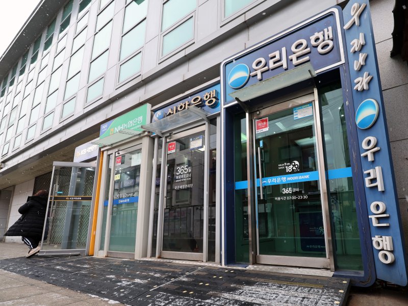 3서울 시내에 설치된 시중은행 ATM 기기들. 2025.1.31/뉴스1 ⓒ News1 황기선 기자
