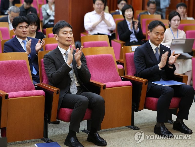 박수치는 이복현 금감원장 (출처=연합뉴스)