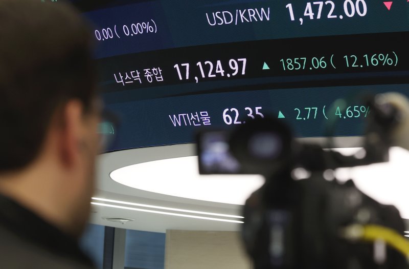 [서울=뉴시스] 홍효식 기자 = 9일(현지 시간) CNBC에 따르면 미국 뉴욕 증시 선물 시장은 소폭 상승세를 이어가고 있다. 10일 서울 중구 하나은행 딜림품 전광판에 나스닥 지수가 표시되고 있다. 2025.04.10. yesphoto@newsis.com