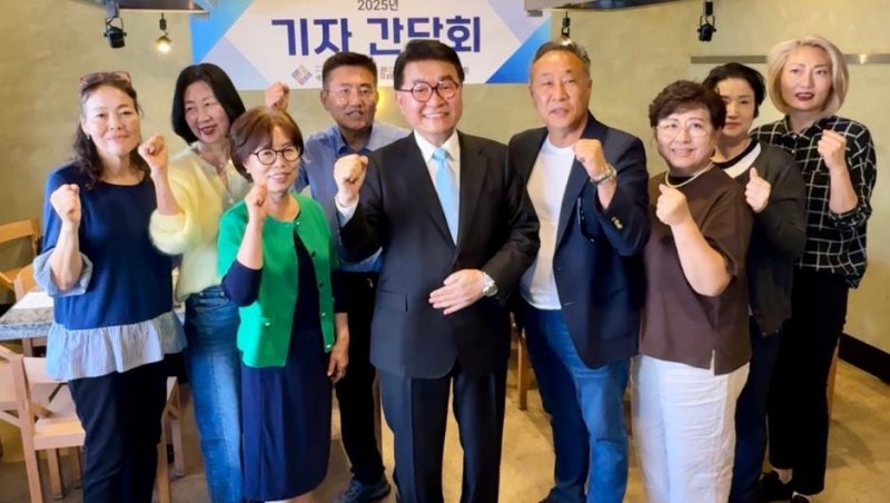 한식 세계화 의지 다지는 미서부한식세계화협회 임원들 (출처=연합뉴스)