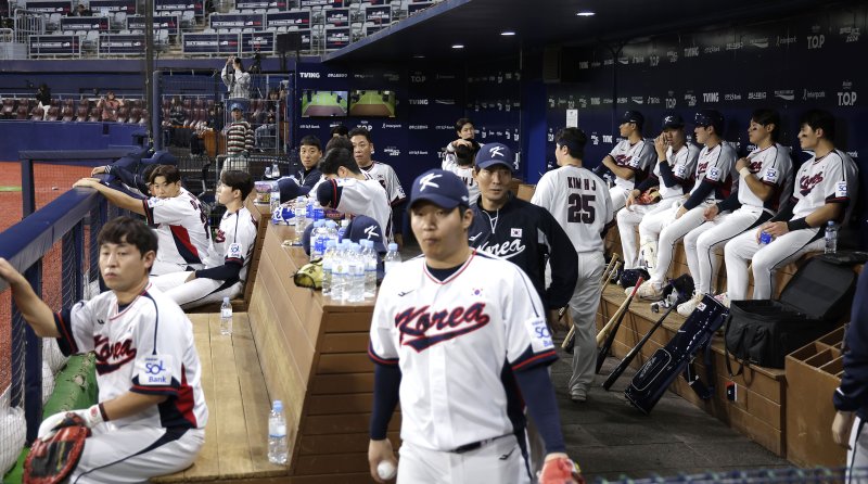[서울=뉴시스] 정병혁 기자 = 6일 서울 구로구 고척스카이돔에서 2024 WBSC 프리미어12를 앞두고 열린 한국 야구대표팀과 상무의 연습경기, 대표팀 덕아웃에서 선수들이 대화를 나누고 있다. 2024.11.06. jhope@newsis.com