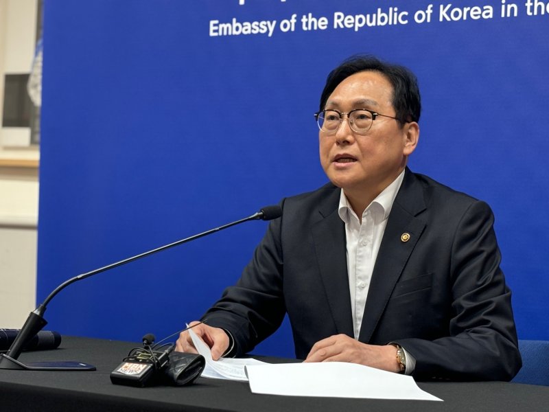 [워싱턴=뉴시스]이윤희 특파원 =정인교 산업통상자원부 통상교섭본부장이 9일(현지 시간) 미국 워싱턴DC 주미대사관에서 특파원 간담회를 열고 발언하고 있다. 2025.04.10.