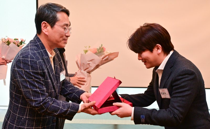 조주완 LG전자 대표이사 사장이 마곡 LG사이언스파크에서 열린 임명식에서 역대 최연소 연구위원인 민경직 연구위원에게 임명패를 전달하고 있다.(LG전자 제공)