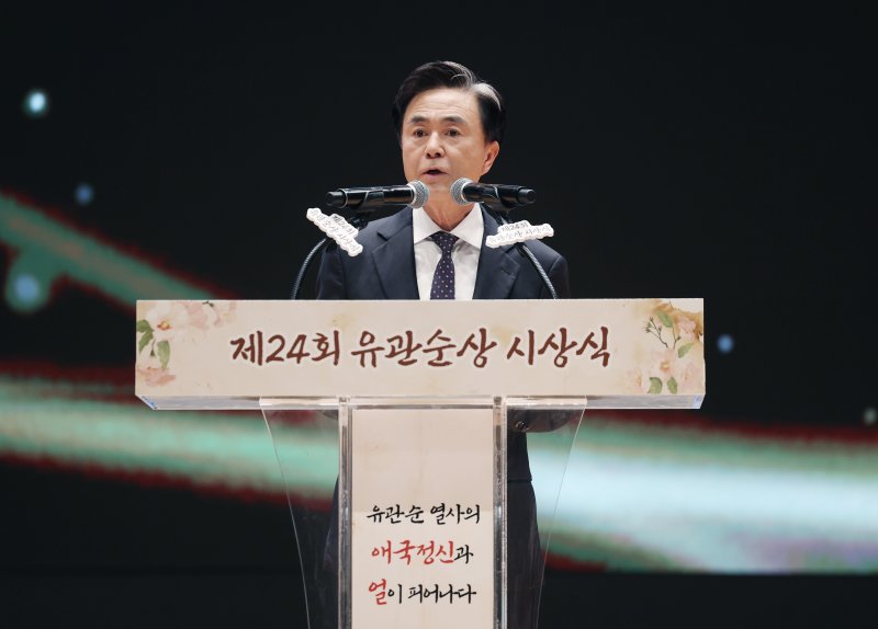 [서울=뉴시스] 김진아 기자 = 유관순상위원회 위원장인 김태흠 충남지사가 1일 서울 코엑스에서 열린 제24회 유관순상 시상식에서 식사를 하고 있다. 2025.04.01. bluesoda@newsis.com