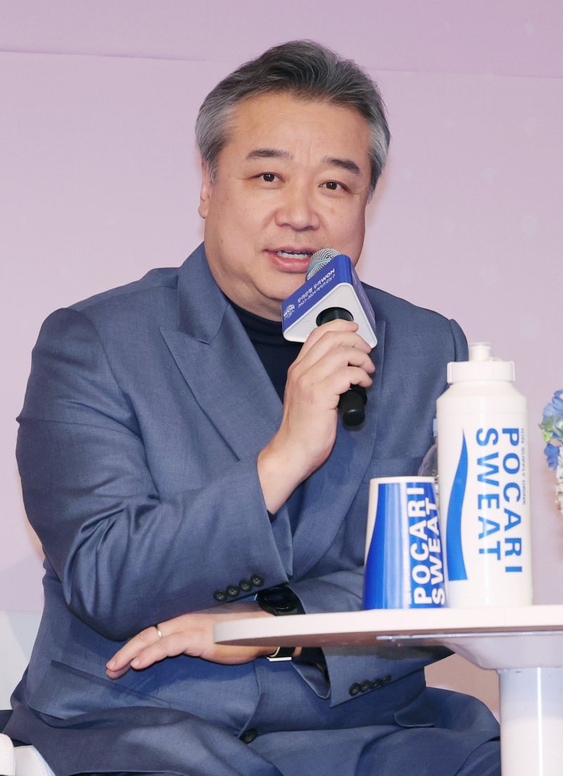 [서울=뉴시스] 김진아 기자 = 지난해 3월5일 서울 마포구 스탠포드호텔코리아에서 열린 우리은행 우리WON 2023-2024 여자프로농구 포스트시즌 미디어데이에서 삼성생명 임근배 감독이 출사표를 던지고 있다. 2024.03.05. bluesoda@newsis.com