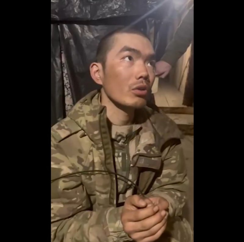 [서울=뉴시스]볼로디미르 젤렌스키 우크라이나 대통령은 8일(현지 시간) 우크라이나 동부 도네츠크에서 러시아 군 일원으로 싸우던 중국인 2명을 생포했다고 밝혔다. 사진은 그가 엑스를 통해 공개한 생포 중국인 추정 남성. 2025.04.09. <사진 캡처=젤렌스키 대통령 엑스 계정(@ZelenskyyUa)> *DB 및 재판매 금지.