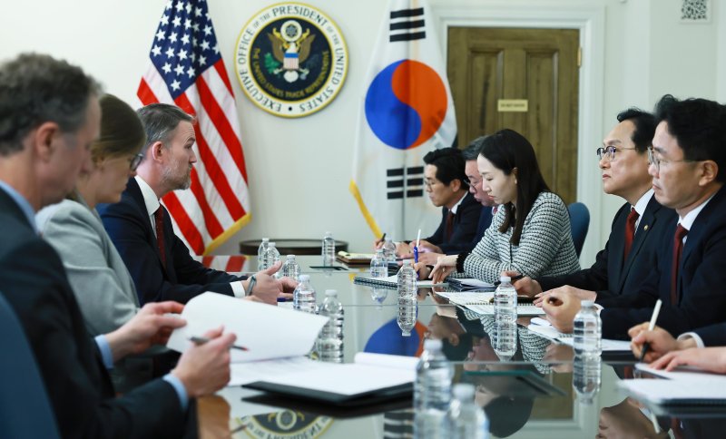 정인교 산업통상자원부 통상교섭본부장이 8일(현지시간) 미국 워싱턴 D.C. 미국 무역대표부 회의실에서 제이미슨 그리어(Jamieson Greer) 미국 무역대표부 대표와 면담을 갖고, 미국 관세조치 등 통상현안을 논의하고 있다. (산업통상자원부 제공. 재판매 및 DB 금지) 2025.4.9/뉴스1
