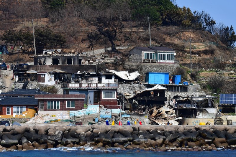 집 없어 불안한 영덕 산불 이재민들…