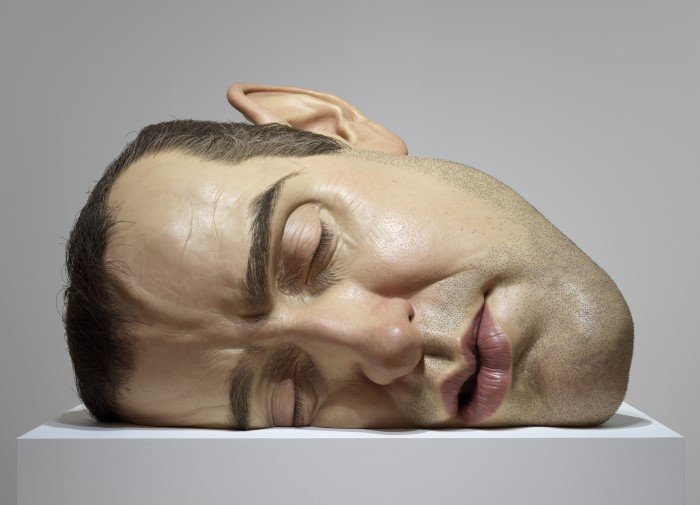 론 뮤익 자화상. 마스크 II, 2002, 혼합 재료, 77 × 118 × 85 cm. 개인 소장. *재판매 및 DB 금지