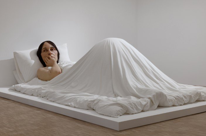 침대에서, 2005, 혼합 재료, 162 × 650 × 395 cm. 까르띠에 현대미술재단 컬렉션. *재판매 및 DB 금지