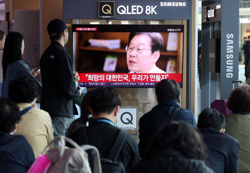 [서울=뉴시스] 홍효식 기자 = 10일 서울역 대합실에서 시민들이 이재명 더불어민주당 전 대표의 대통령 선거 출마 선언 영상을 시청하고 있다. 2025.04.10. yesphoto@newsis.com