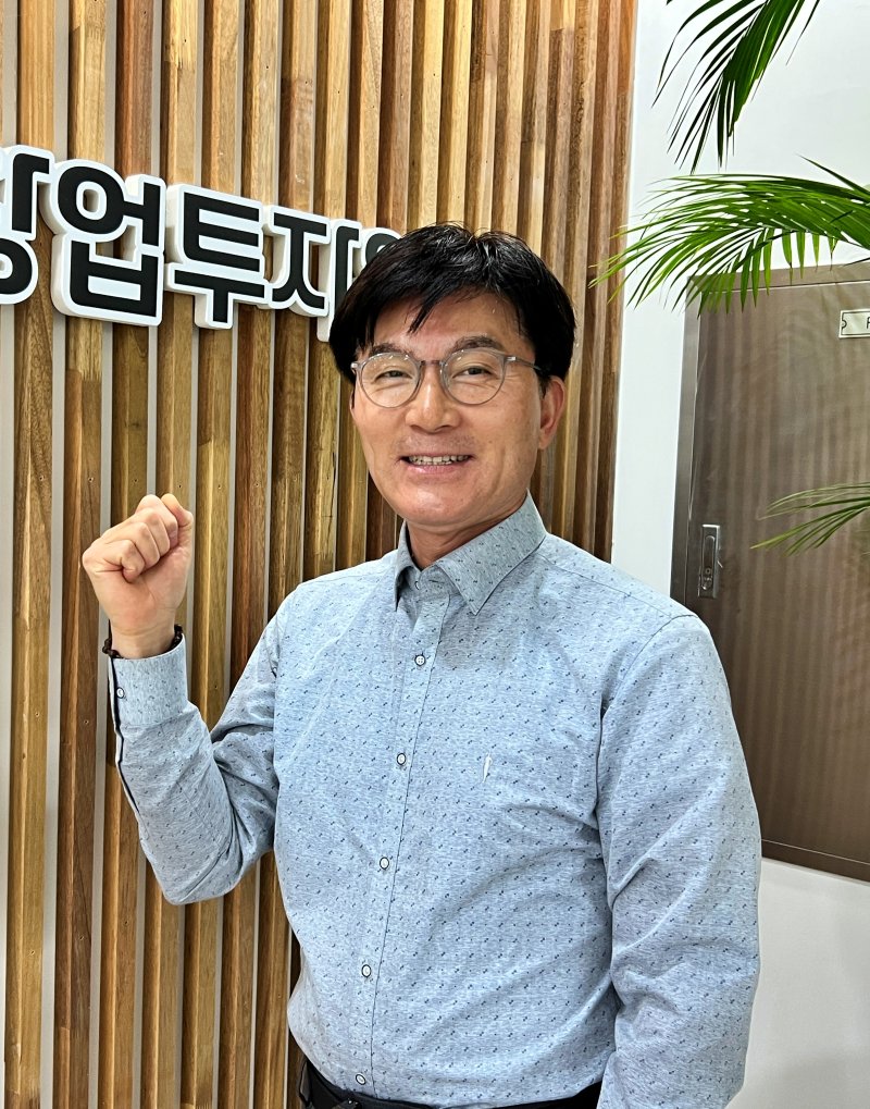 [부산=뉴시스] 원동화 기자 = 서종군 부산기술창업투자원 초대 원장이 화이팅을 하고 있다. 2025.04.10. dhwon@newsis.com