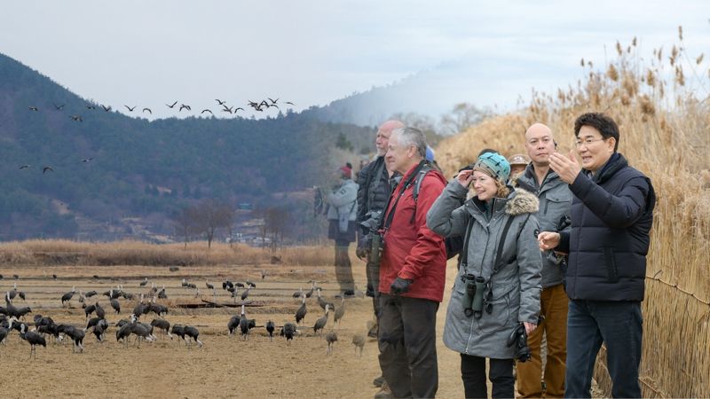 전남 순천시는 세계적인 자연보전 기구인 세계자연보전연맹(International Union for Conservation of Nature, IUCN)에 회원 가입을 신청했다고 10일 밝혔다. 사진은 노관규 순천시장(사진 오른쪽엣 첫 번째)이 지난 1월 흑두루미 월동지인 순천만을 방문한 국제 두루미재단 관계자들에게 설명을 하고 있는 모습. 순천시 제공
