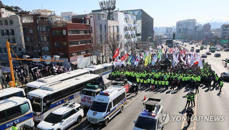 경찰에 막힌 진보단체 (출처=연합뉴스)