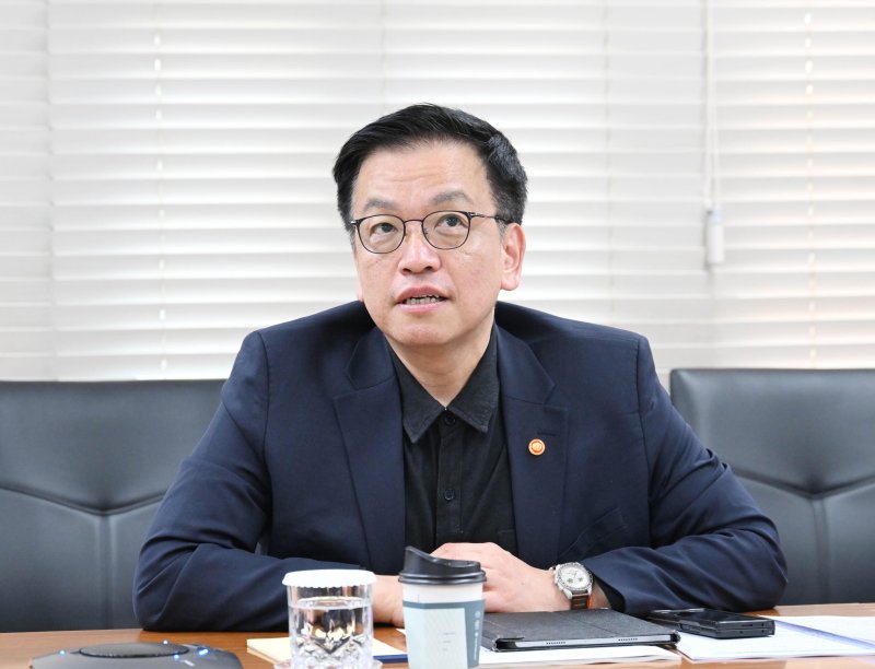 [서울=뉴시스] 최상목 부총리 겸 기획재정부 장관이 10일 서울 종로구 정부서울청사에서 재정경제금융관 회의를 화상으로 주재하고 있다. (사진=기획재정부 제공) 2025.04.10. photo@newsis.com *재판매 및 DB 금지