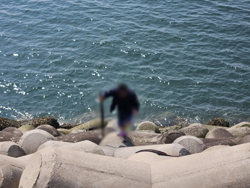 2일 군산시 비응도동 남방파제 일원 출입 금지구역에서 낚시하던 60대가 해경에 적발됐다. (사진=군산해경 제공) *재판매 및 DB 금지