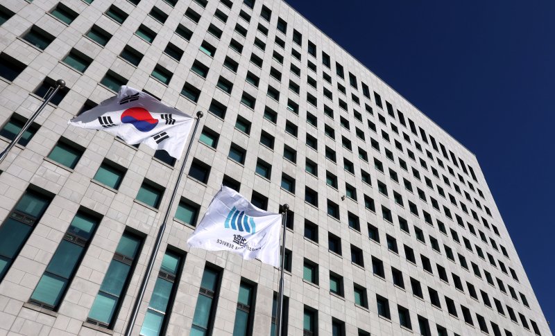 [서울=뉴시스] 추상철 기자 = 24일 오전 서울 서초구 대검찰청에서 태극기와 검찰 깃발이 나란히 바람에 휘날리고 있다. 2025.01.24. scchoo@newsis.com