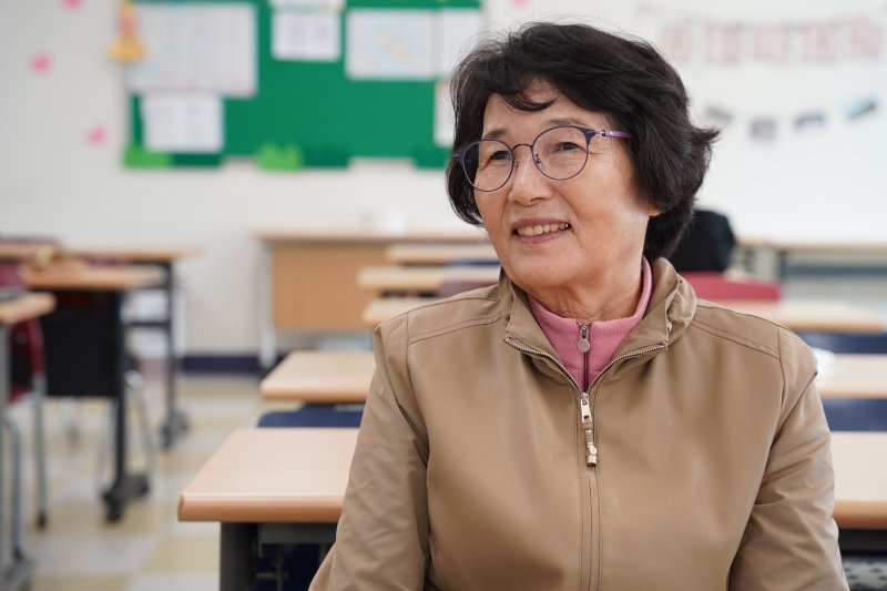 박영희 씨가 대학 강의실에서 환하게 웃고 있다. (충남평생교육인재육성진흥원 제공. 재판매 및 DB금지)/뉴스1