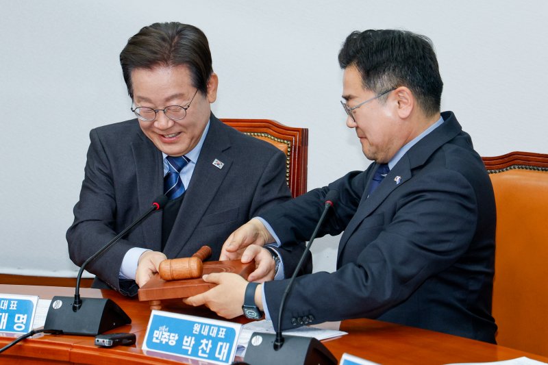 이재명 더불어민주당 대표가 9일 오전 서울 여의도 국회에서 열린 최고위원회의에 참석해 21대 대통령 선거 출마를 위한 대표직 사퇴 의사를 밝힌 뒤 박찬대 원내대표에게 의사봉을 넘기고 있다. 2025.4.9/뉴스1 ⓒ News1 안은나 기자