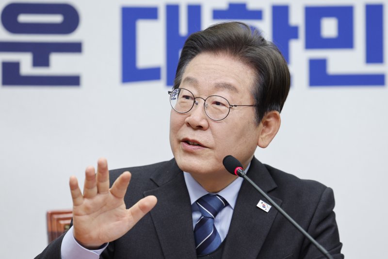 이재명 더불어민주당 대표가 9일 오전 서울 여의도 국회에서 열린 최고위원회의에 참석해 21대 대통령 선거 출마를 위한 대표직 사퇴 의사를 밝히고 있다. 2025.4.9/뉴스1 ⓒ News1 안은나 기자